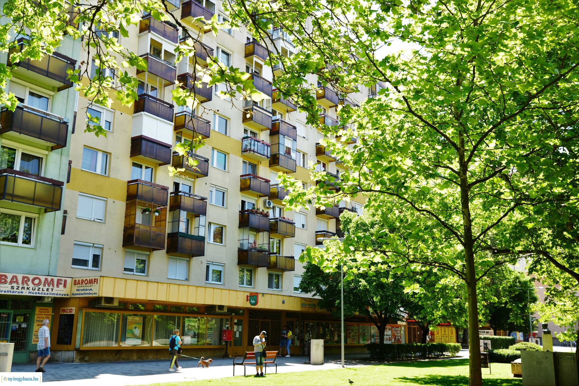 Emléktábla avatás Jósavárosban az Építők Napján