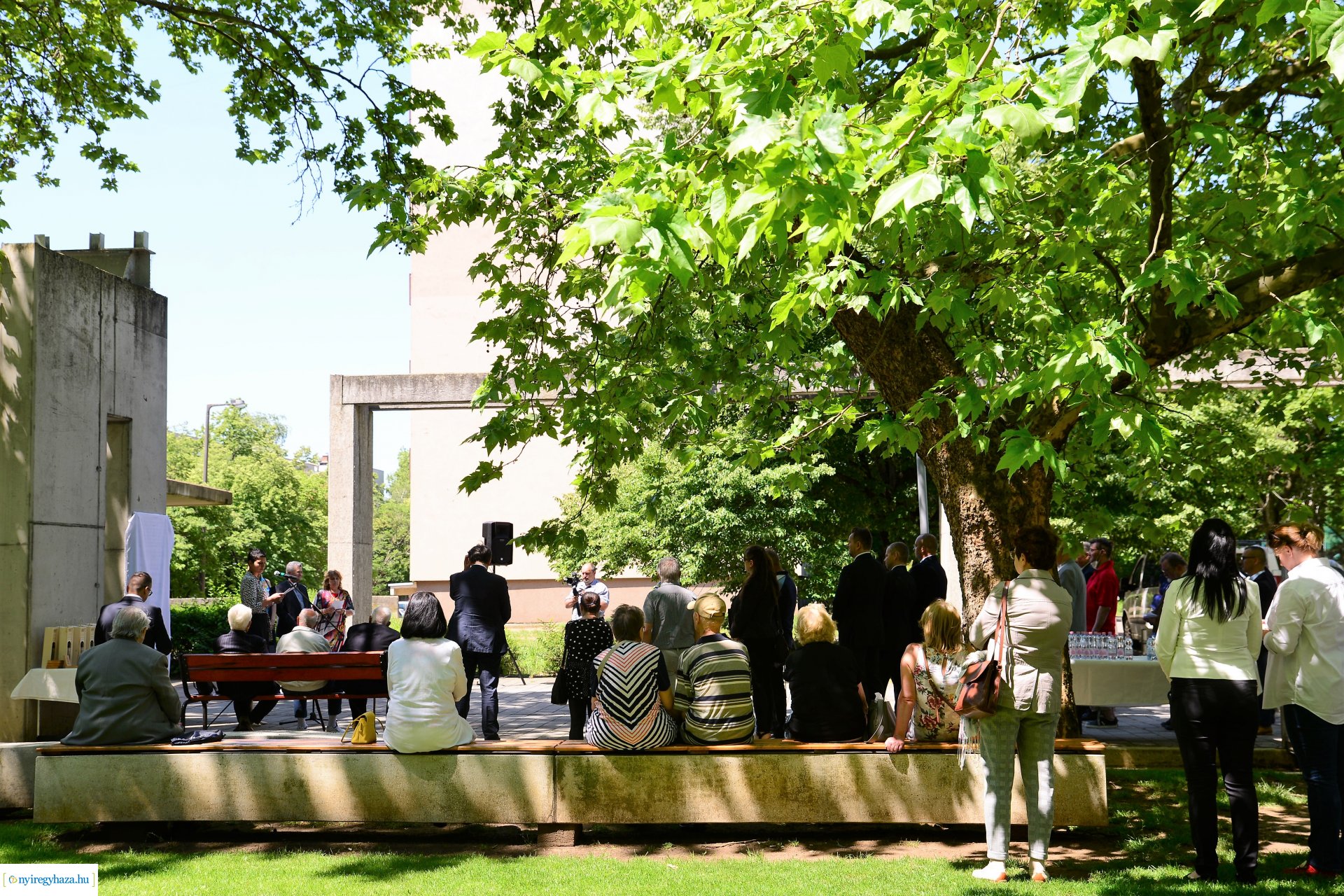 Emléktábla avatás Jósavárosban az Építők Napján