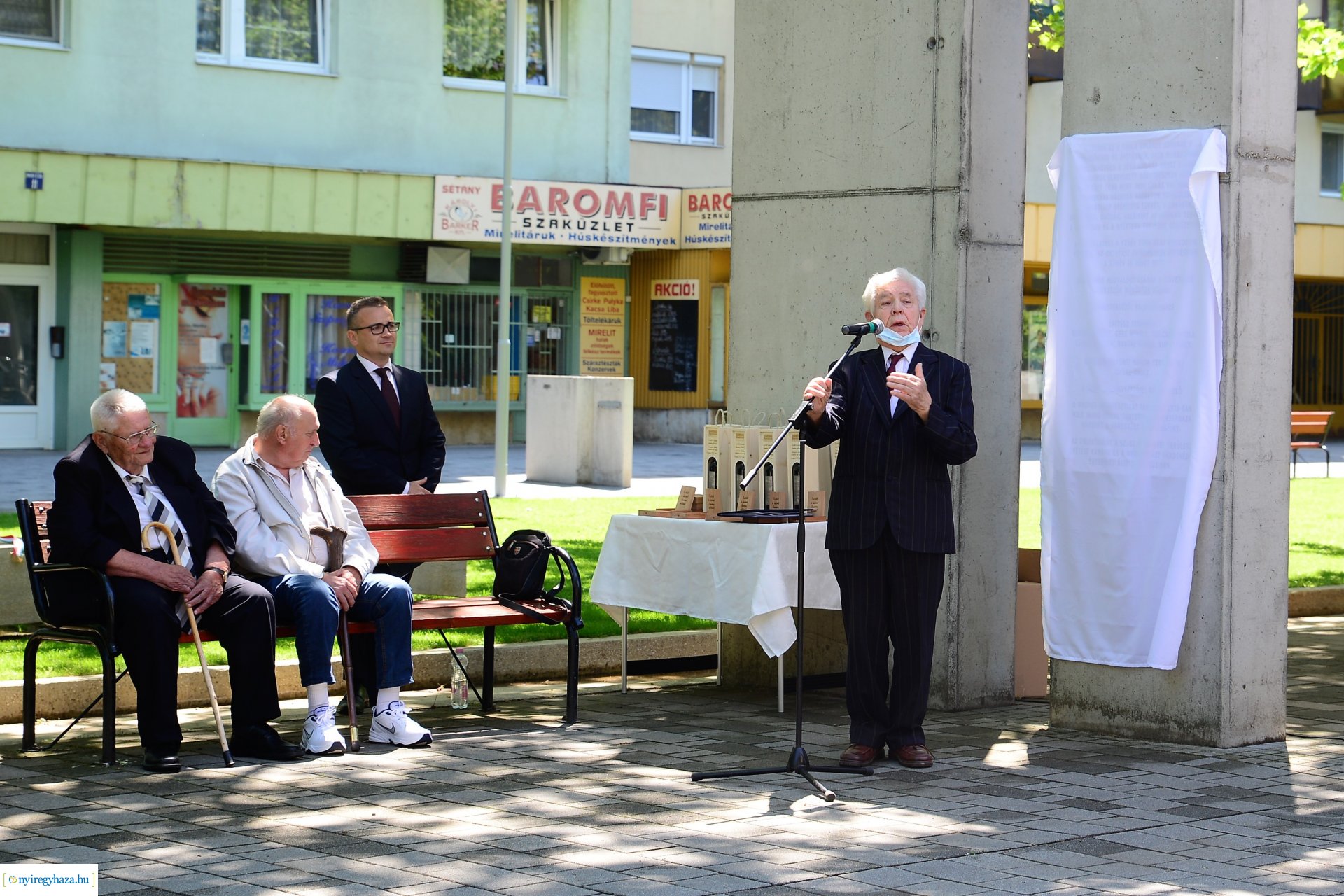 Emléktábla avatás Jósavárosban az Építők Napján