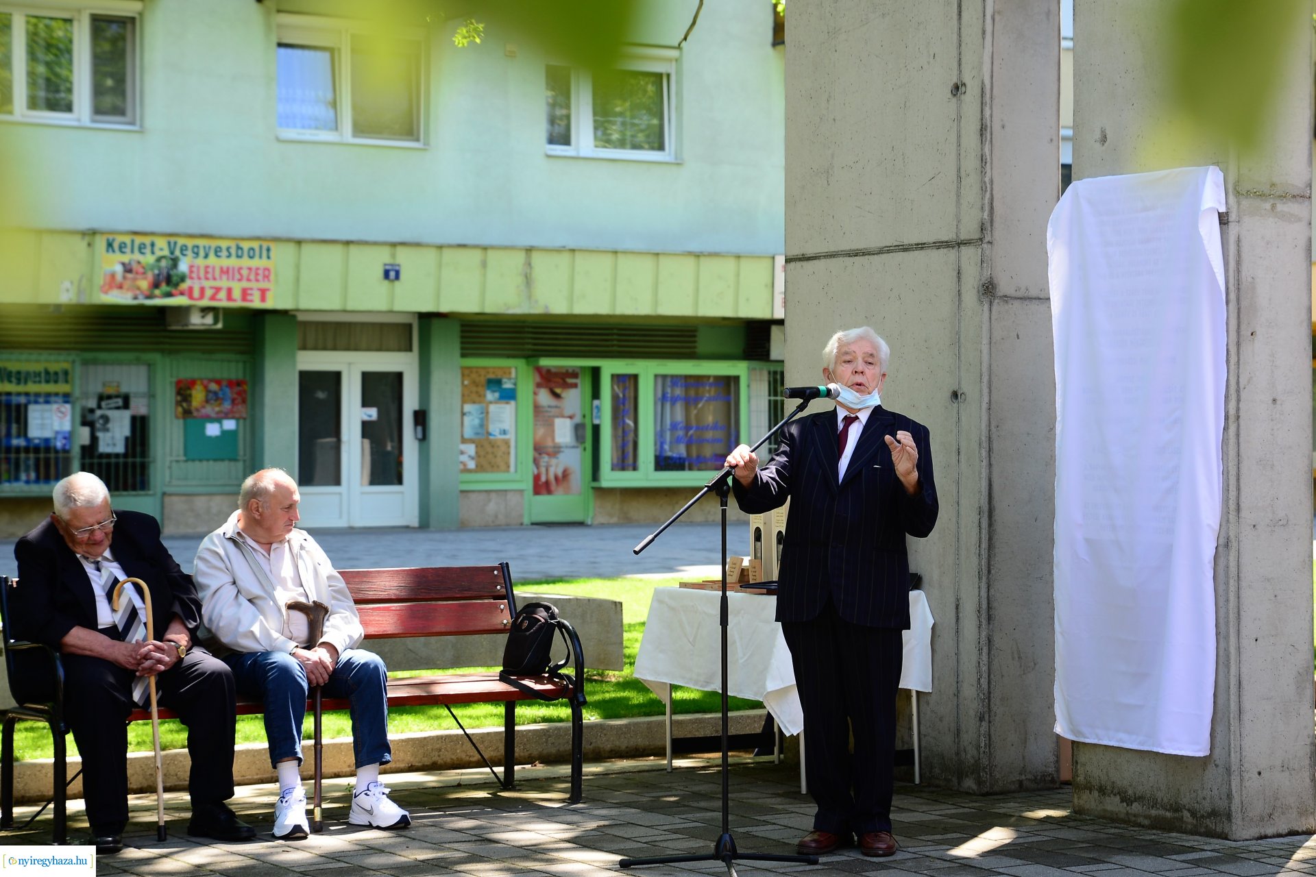 Emléktábla avatás Jósavárosban az Építők Napján