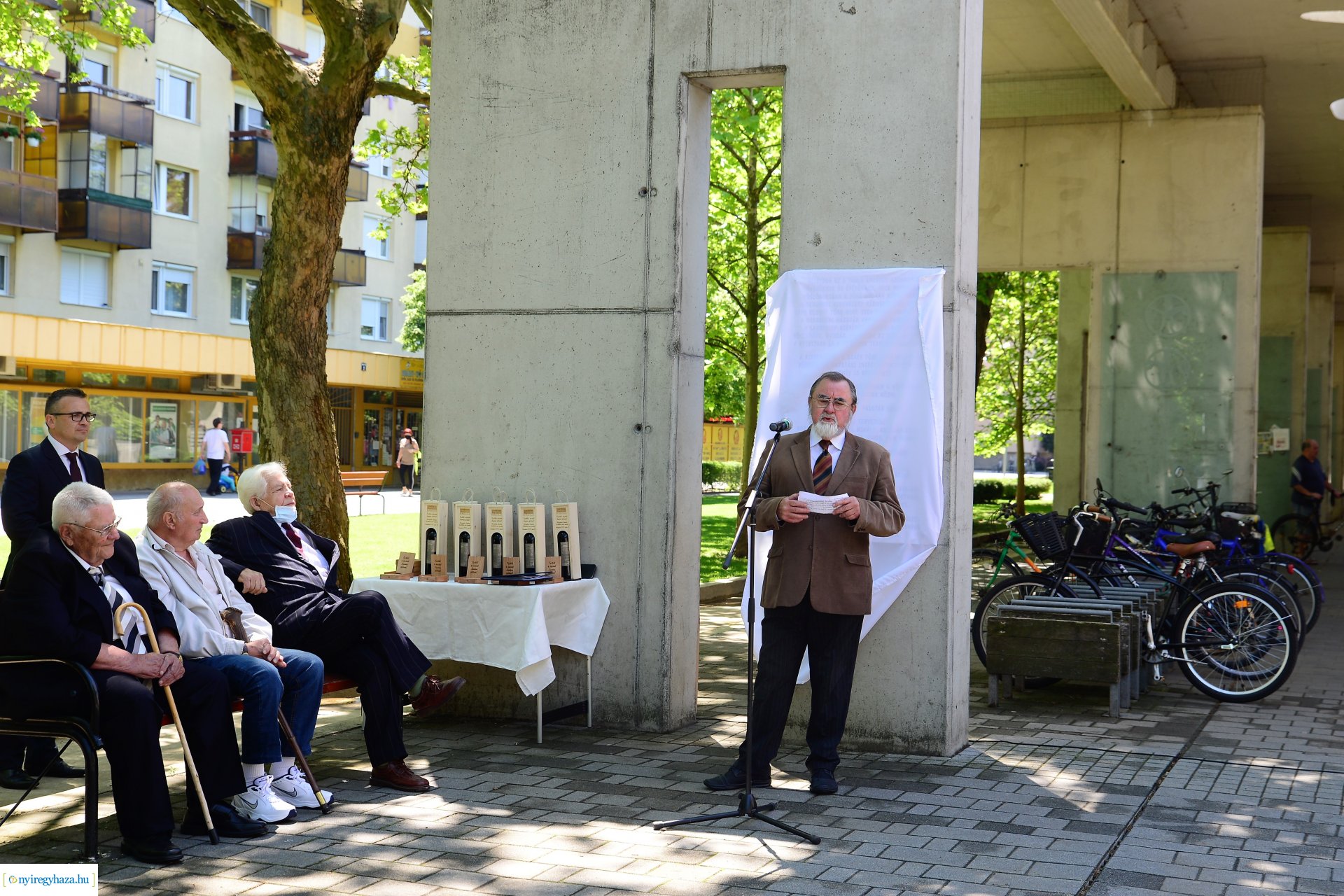 Emléktábla avatás Jósavárosban az Építők Napján