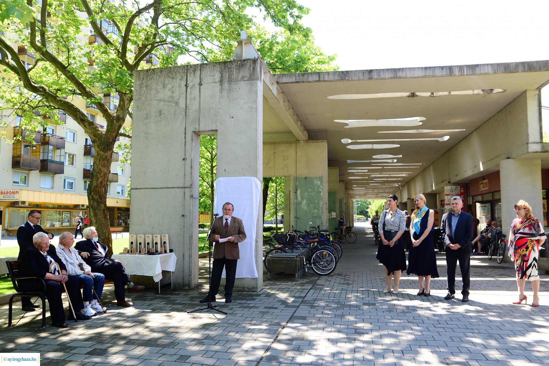 Emléktábla avatás Jósavárosban az Építők Napján