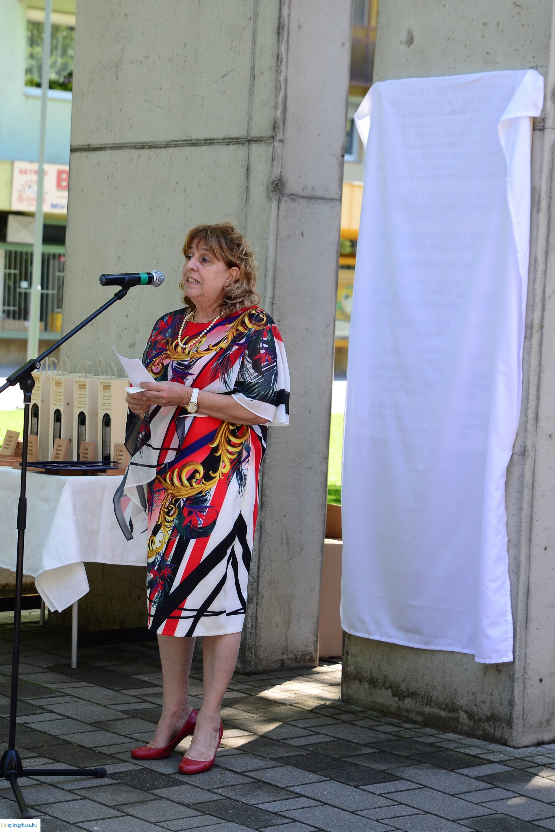 Emléktábla avatás Jósavárosban az Építők Napján