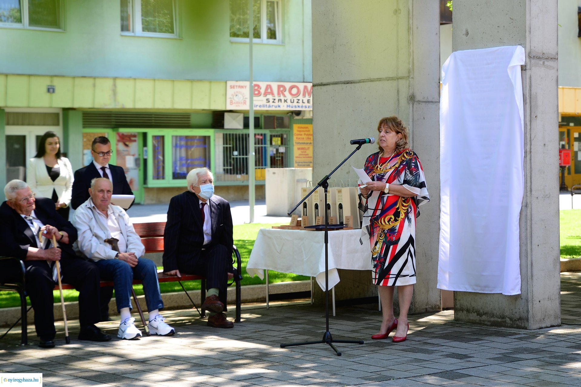 Emléktábla avatás Jósavárosban az Építők Napján