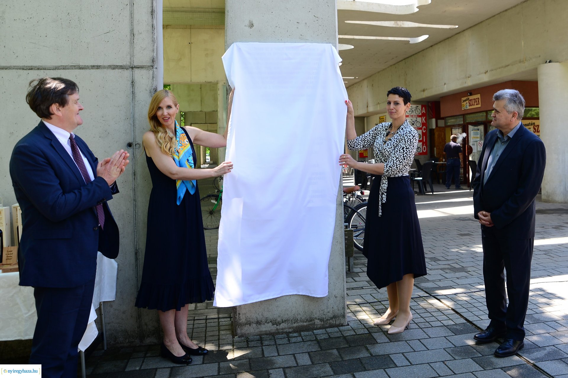 Emléktábla avatás Jósavárosban az Építők Napján