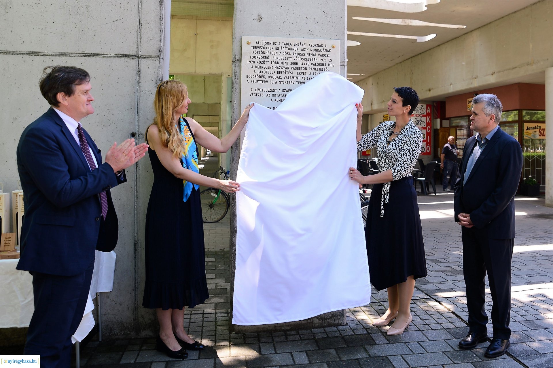 Emléktábla avatás Jósavárosban az Építők Napján