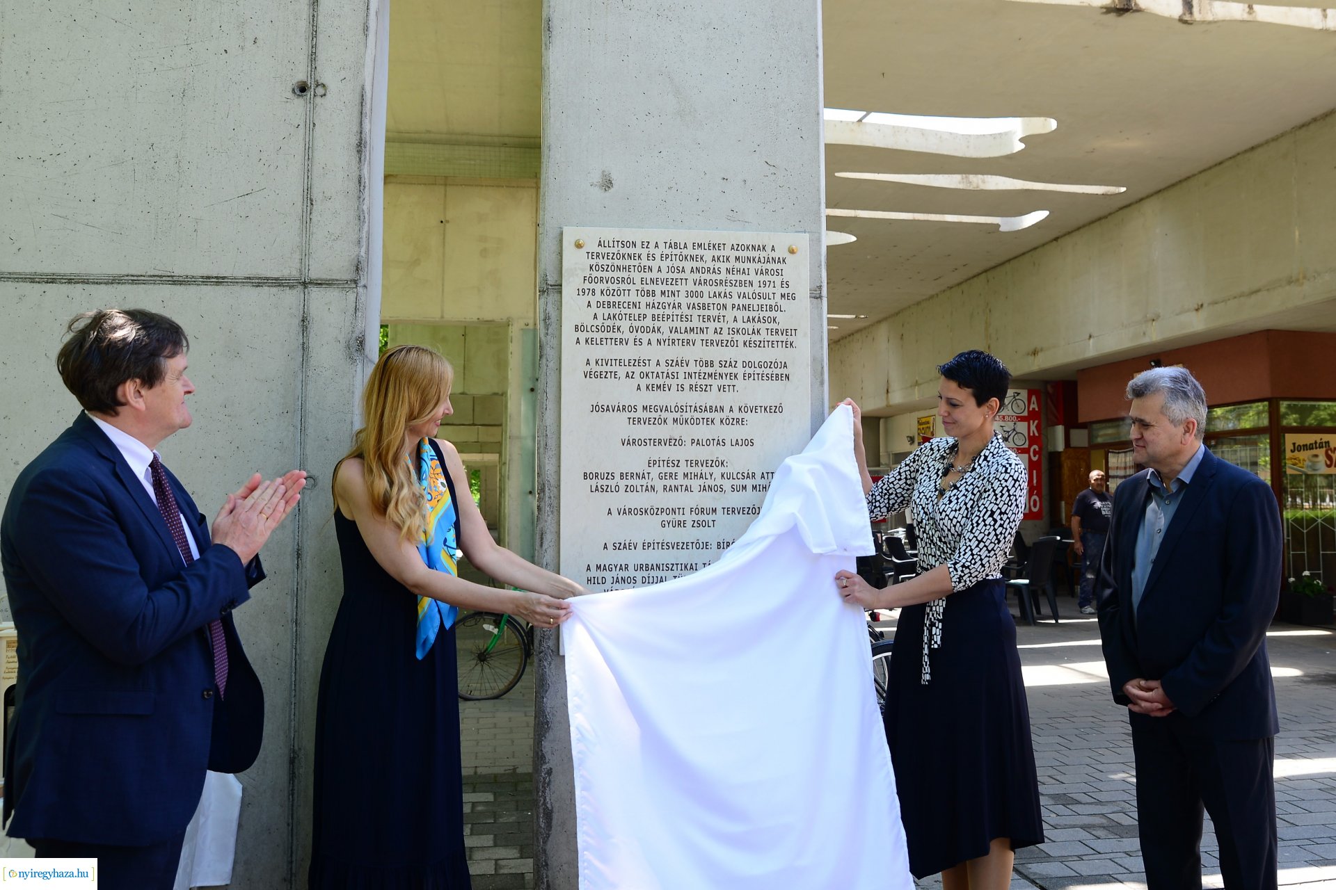 Emléktábla avatás Jósavárosban az Építők Napján