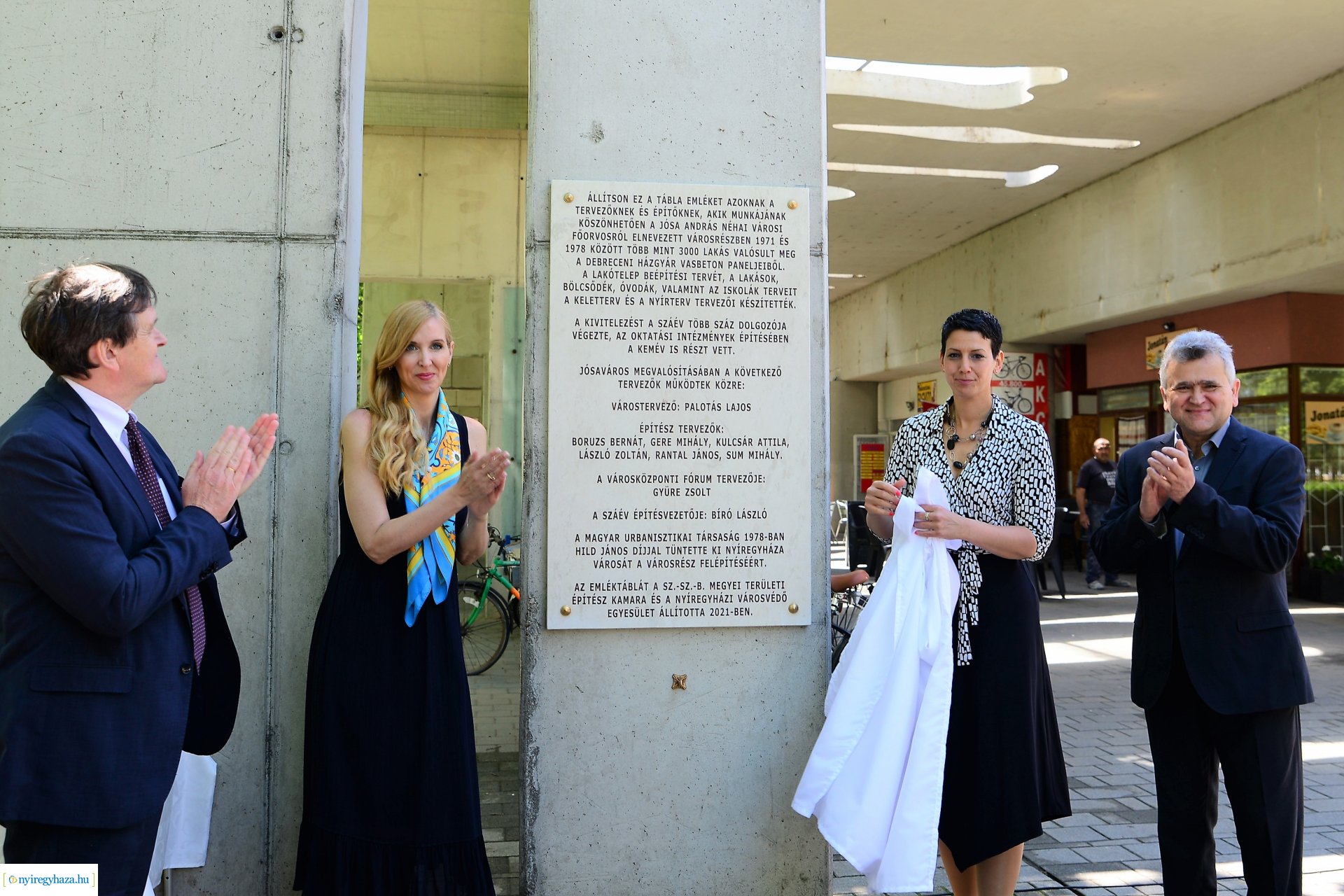 Emléktábla avatás Jósavárosban az Építők Napján