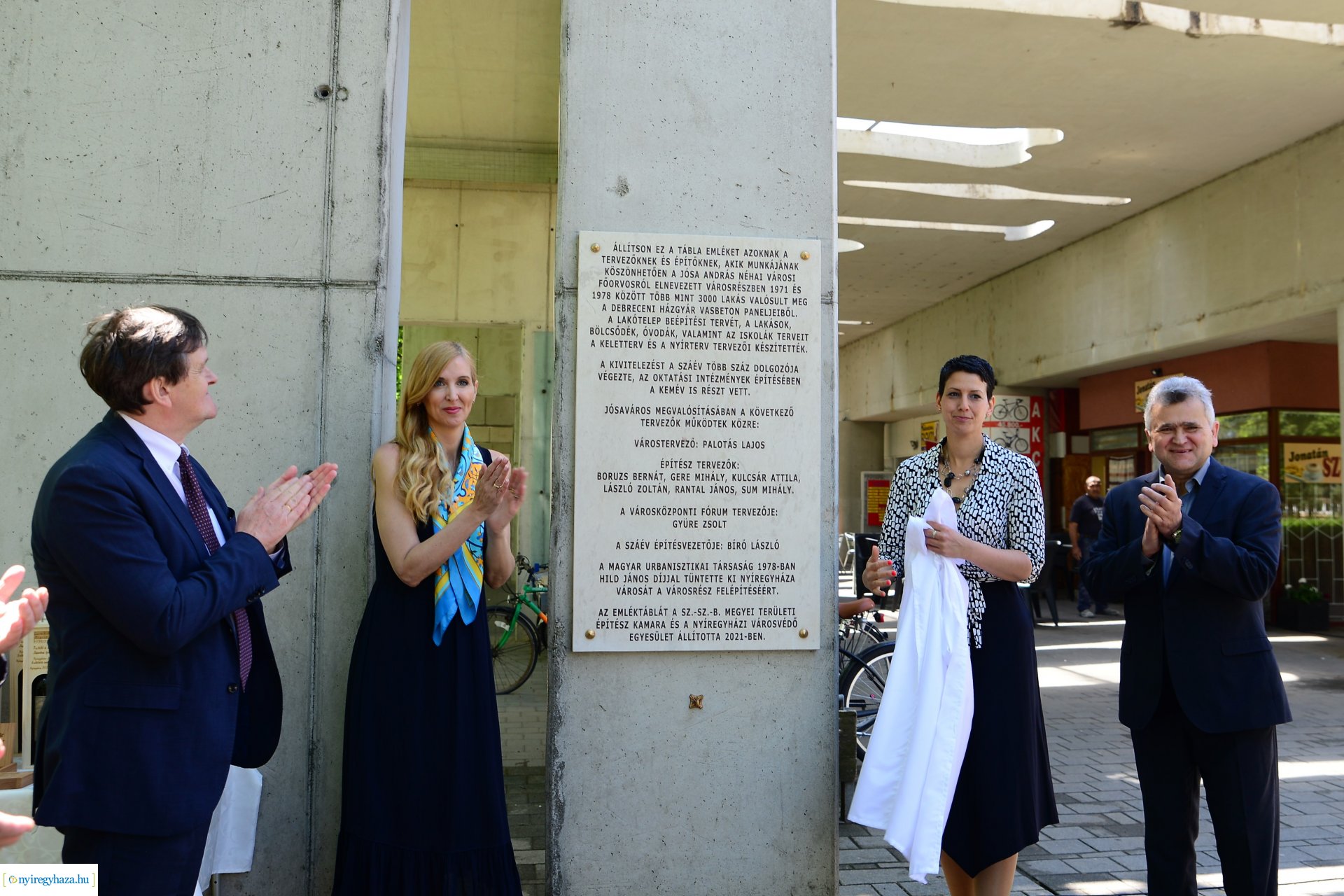 Emléktábla avatás Jósavárosban az Építők Napján