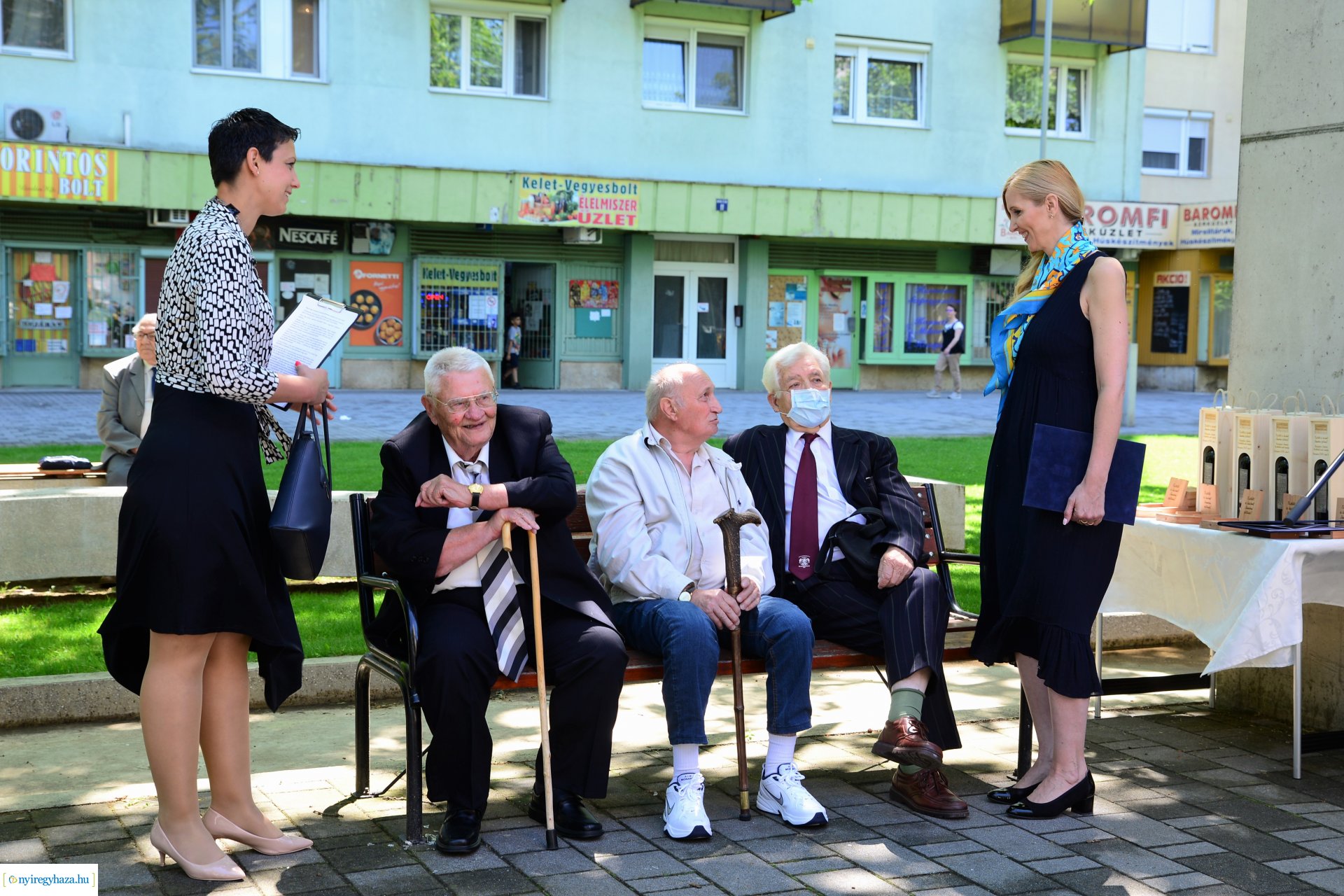 Emléktábla avatás Jósavárosban az Építők Napján