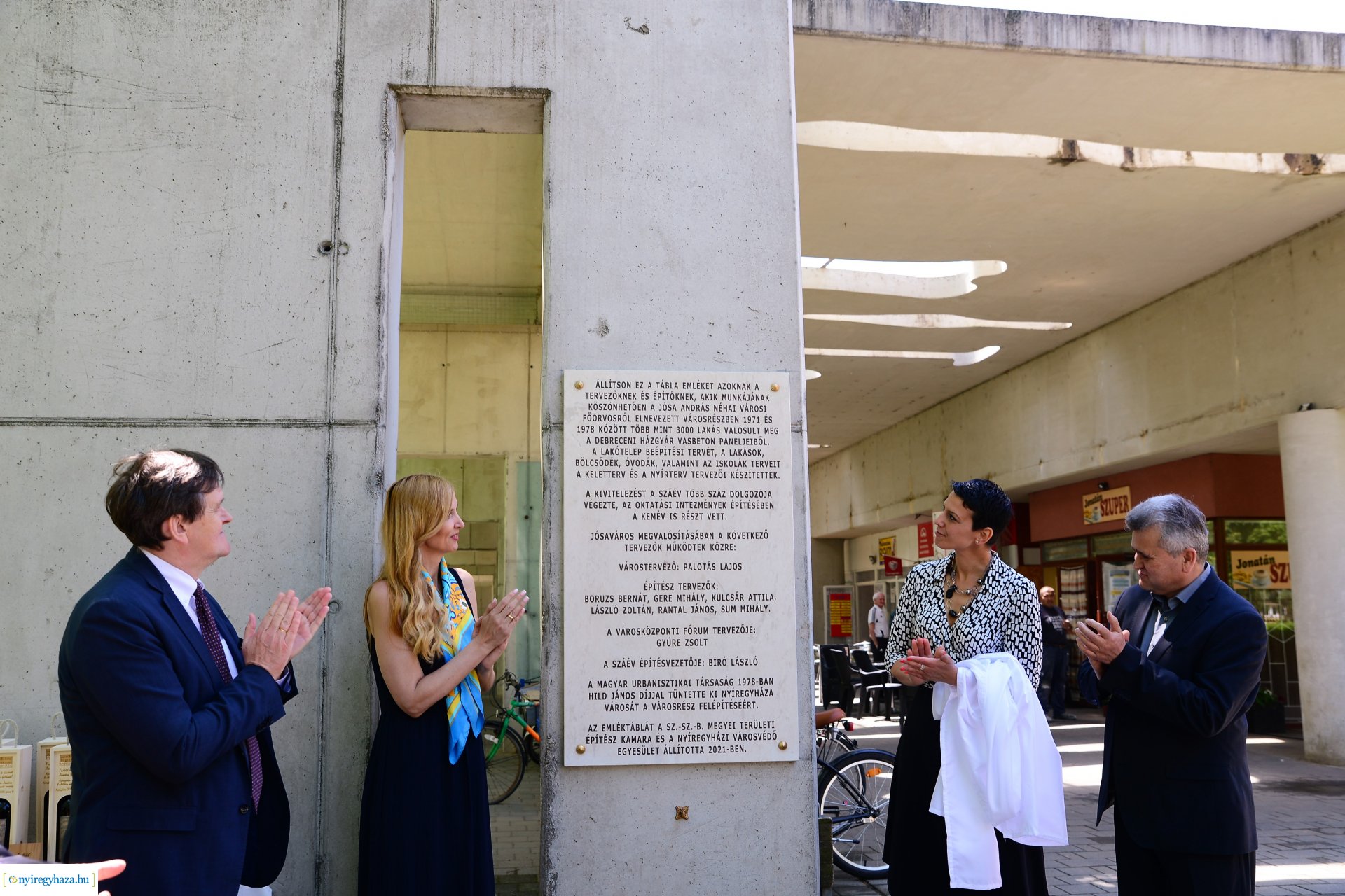 Emléktábla avatás Jósavárosban az Építők Napján