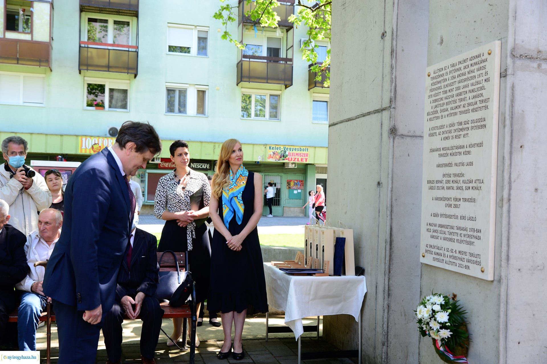 Emléktábla avatás Jósavárosban az Építők Napján