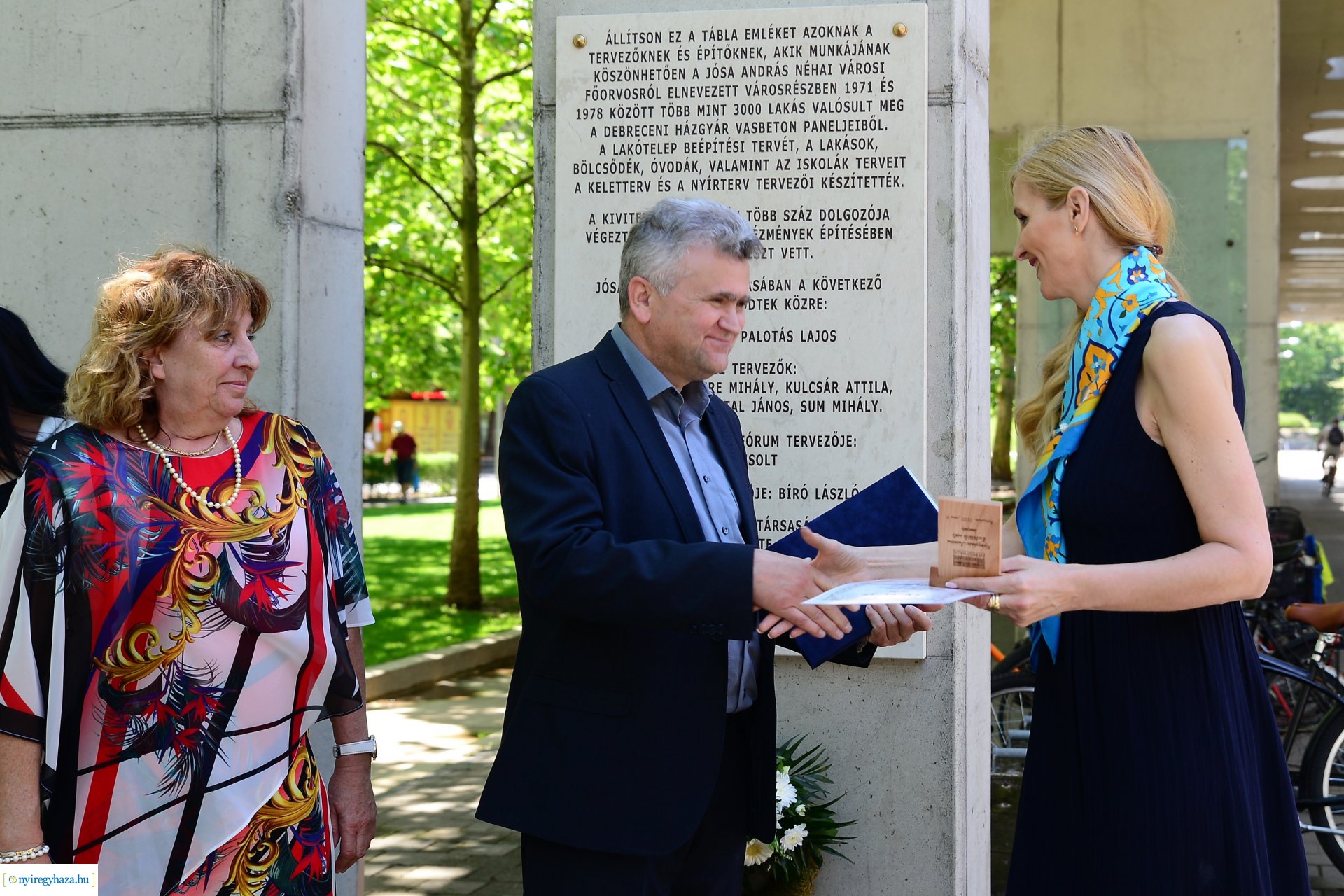 Emléktábla avatás Jósavárosban az Építők Napján