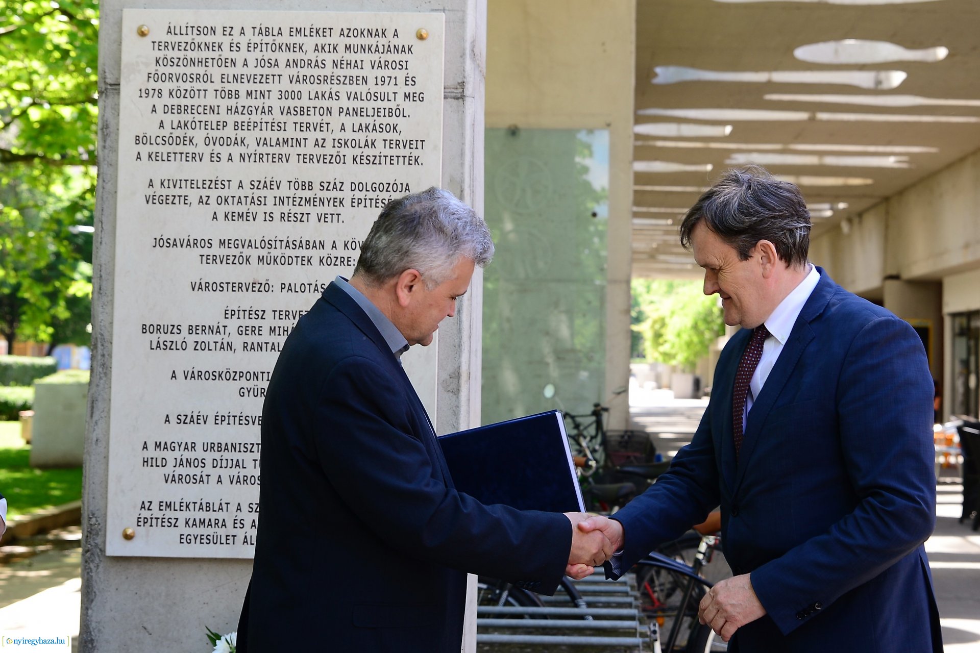 Emléktábla avatás Jósavárosban az Építők Napján