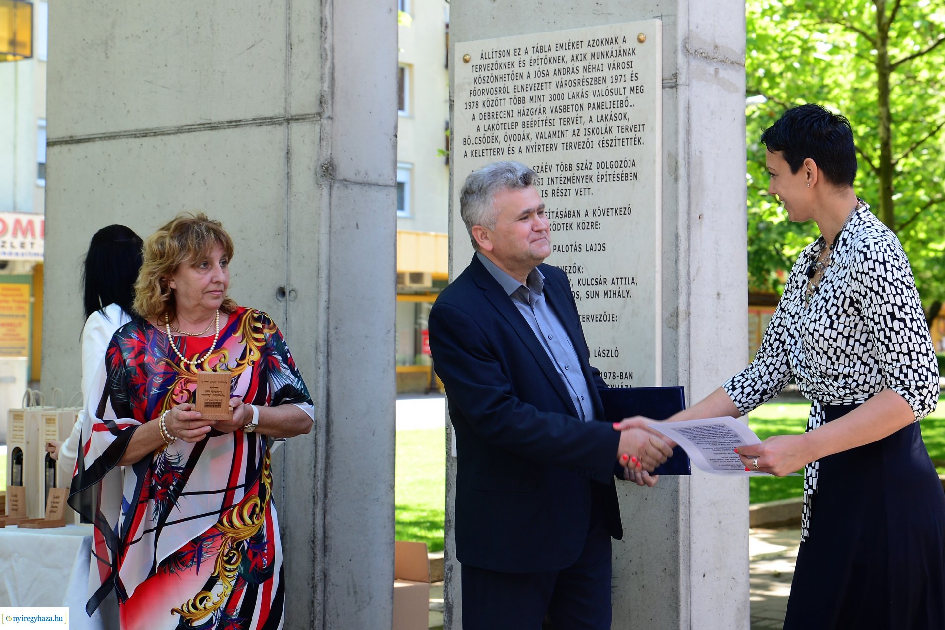 Emléktábla avatás Jósavárosban az Építők Napján