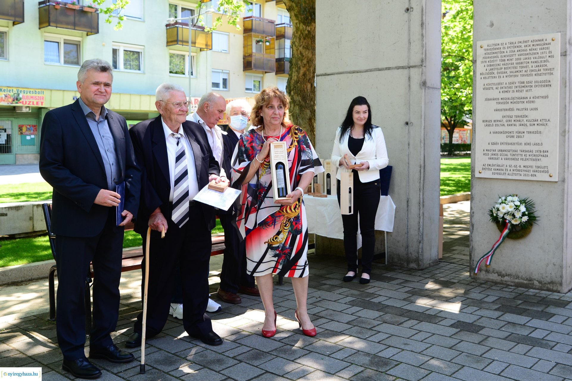 Emléktábla avatás Jósavárosban az Építők Napján