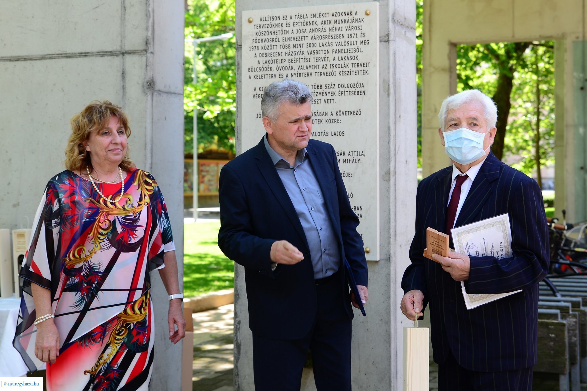 Emléktábla avatás Jósavárosban az Építők Napján