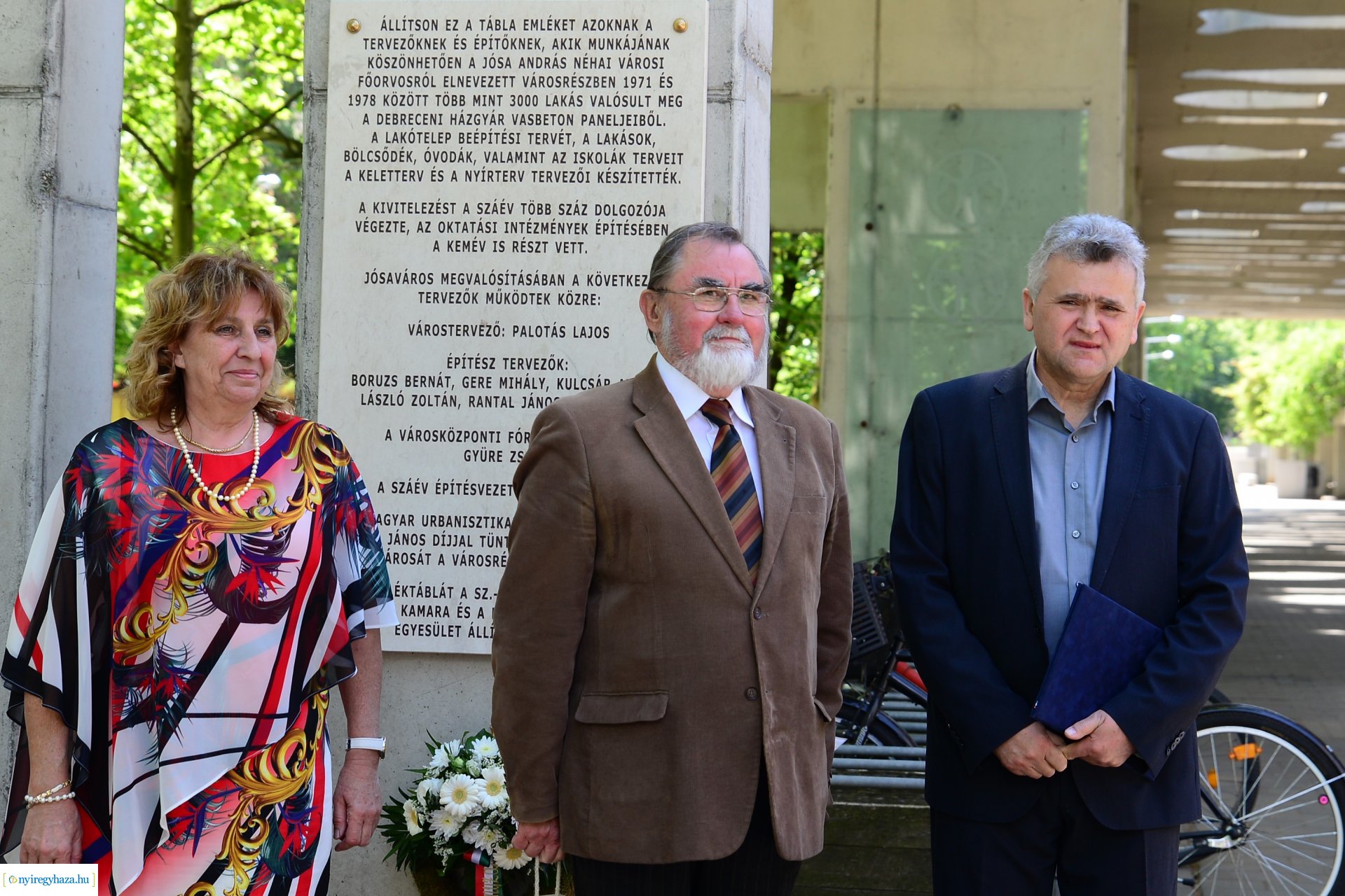 Emléktábla avatás Jósavárosban az Építők Napján