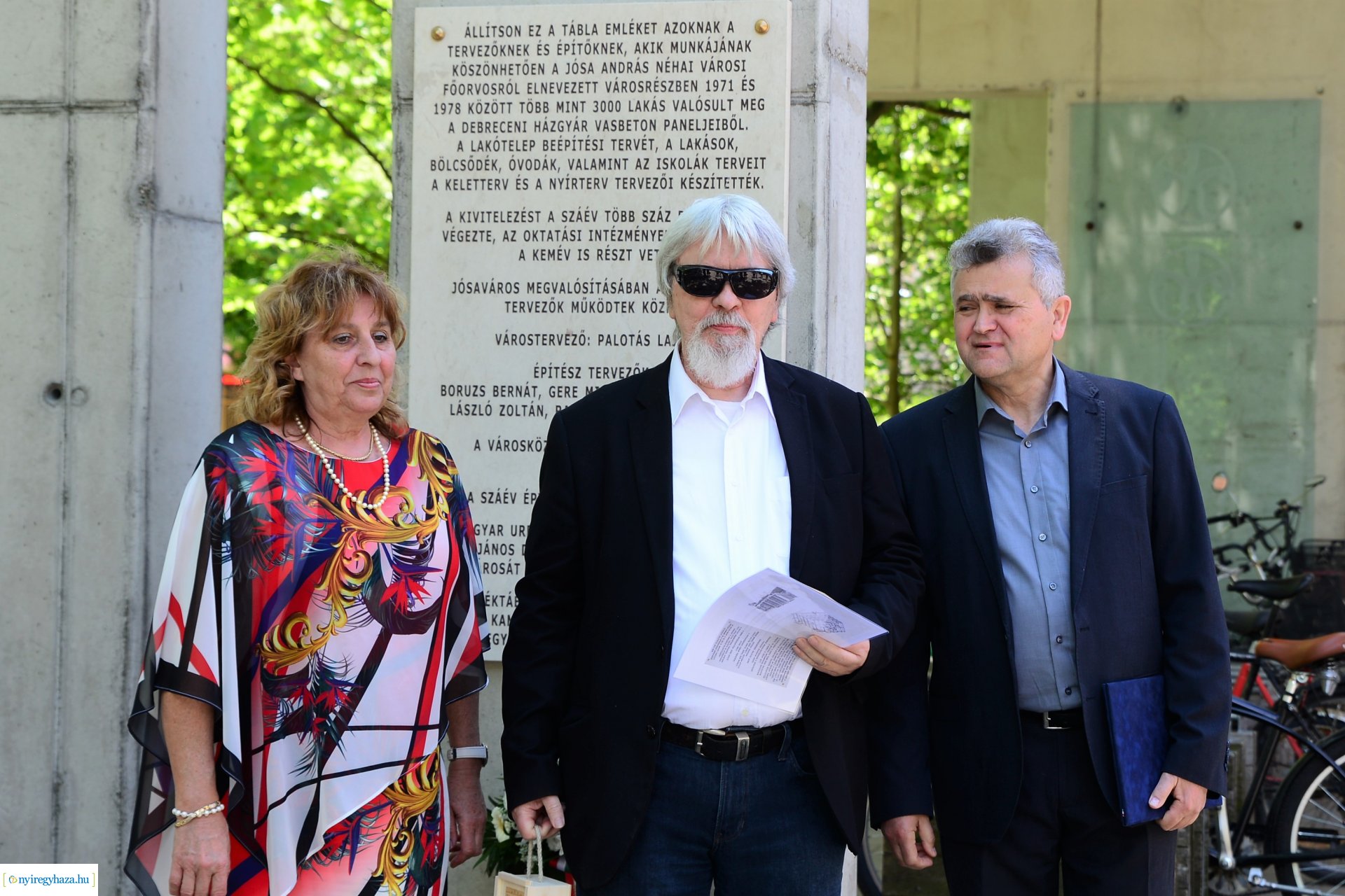 Emléktábla avatás Jósavárosban az Építők Napján