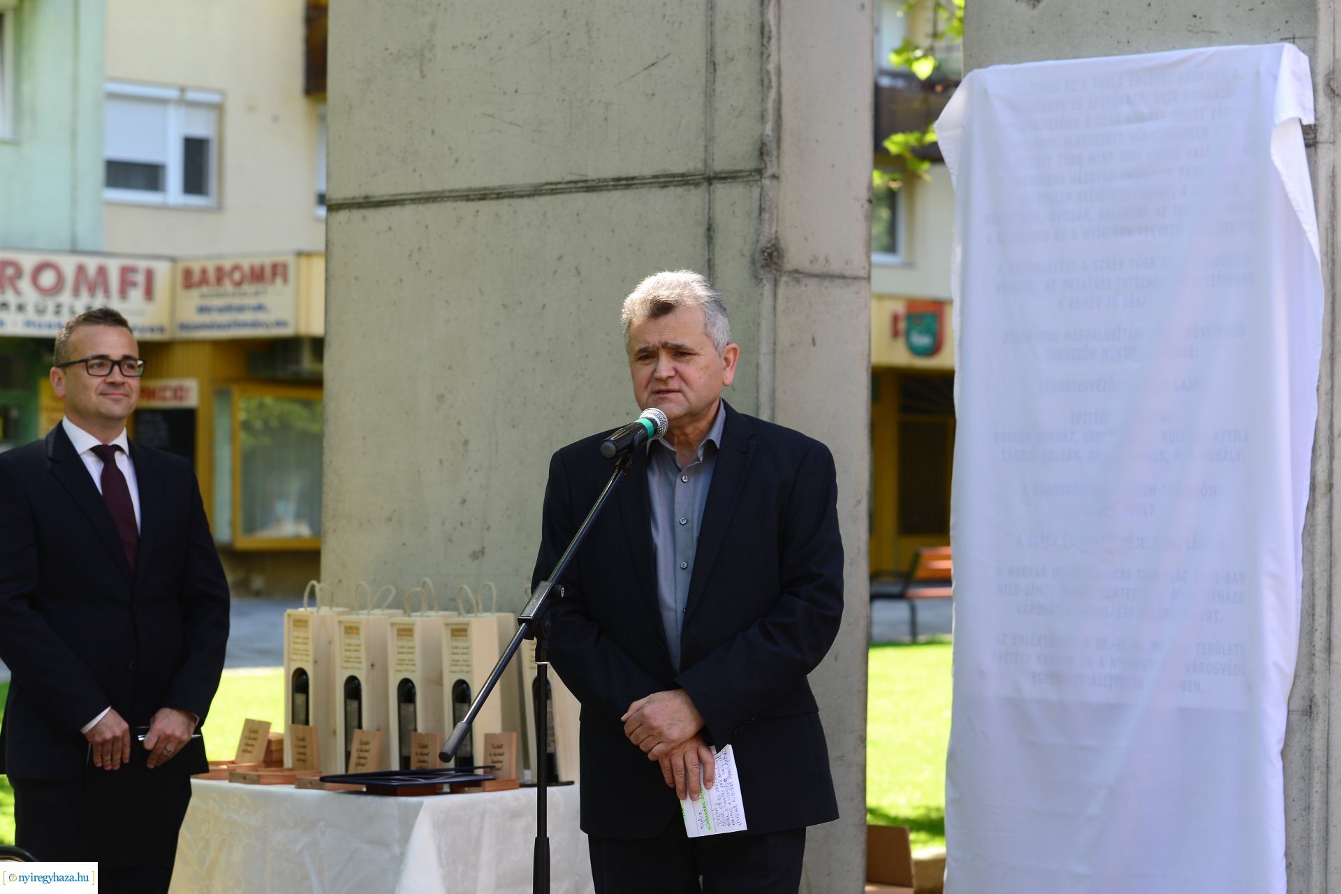 Emléktábla avatás Jósavárosban az Építők Napján