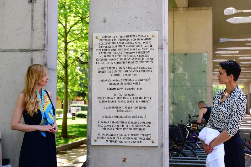 Emléktábla avatás Jósavárosban az Építők Napján