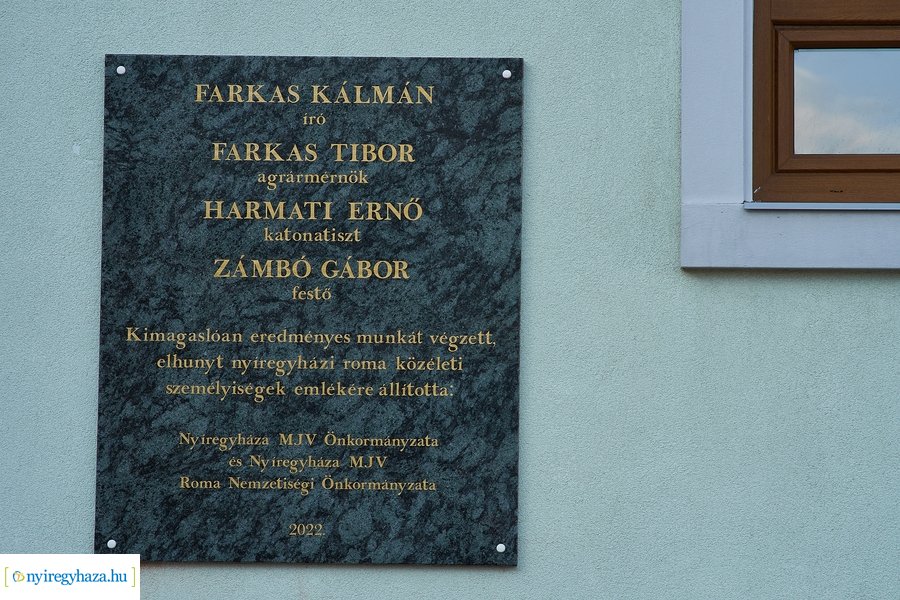 Emléktábla nyíregyházi roma közéleti értelmiségek emlékére