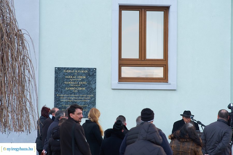 Emléktábla nyíregyházi roma közéleti értelmiségek emlékére