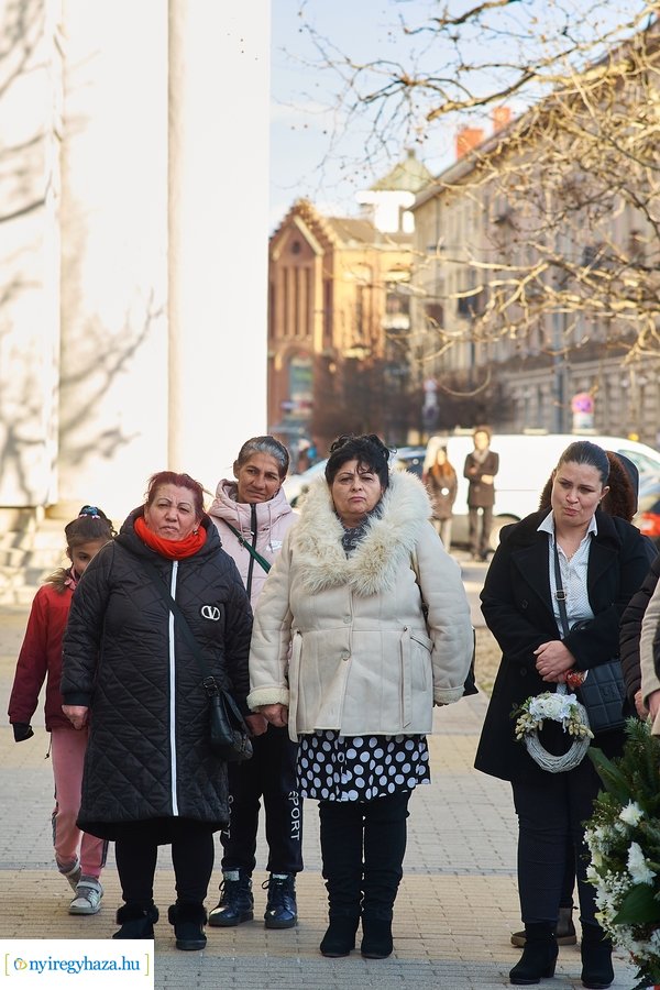 Emléktábla nyíregyházi roma közéleti értelmiségek emlékére