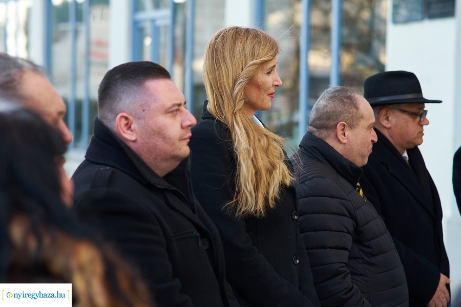 Emléktábla nyíregyházi roma közéleti értelmiségek emlékére