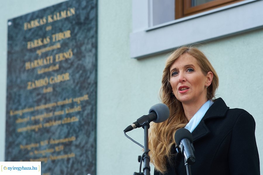 Emléktábla nyíregyházi roma közéleti értelmiségek emlékére