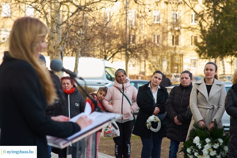 Emléktábla nyíregyházi roma közéleti értelmiségek emlékére