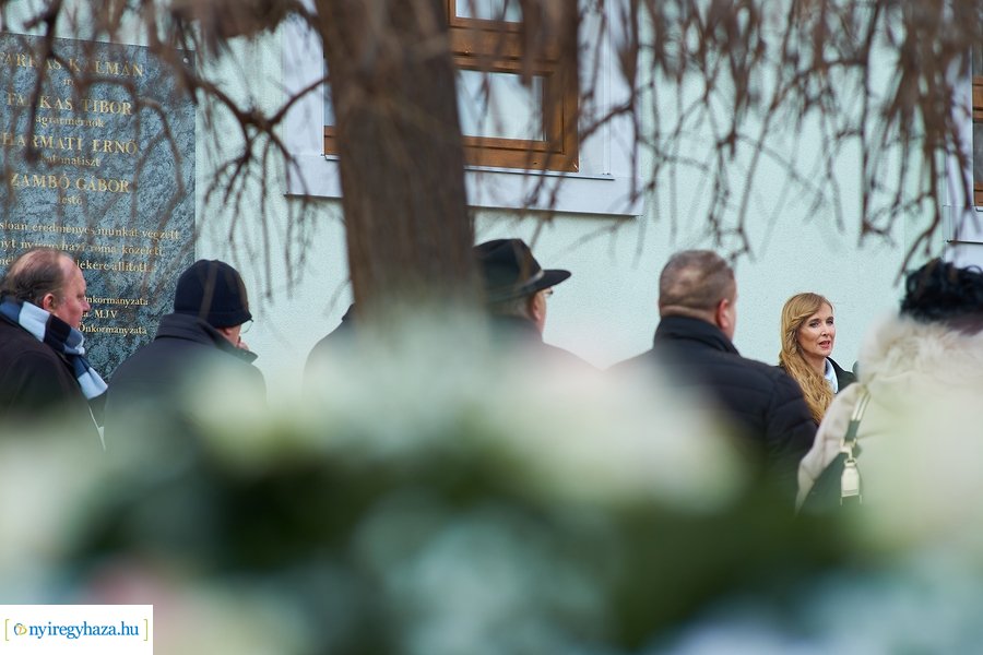 Emléktábla nyíregyházi roma közéleti értelmiségek emlékére