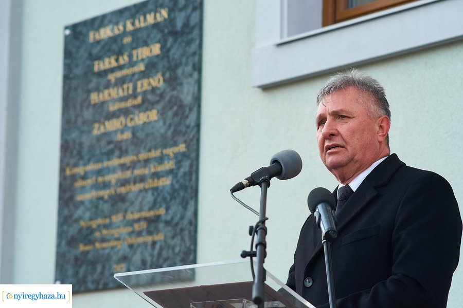 Emléktábla nyíregyházi roma közéleti értelmiségek emlékére