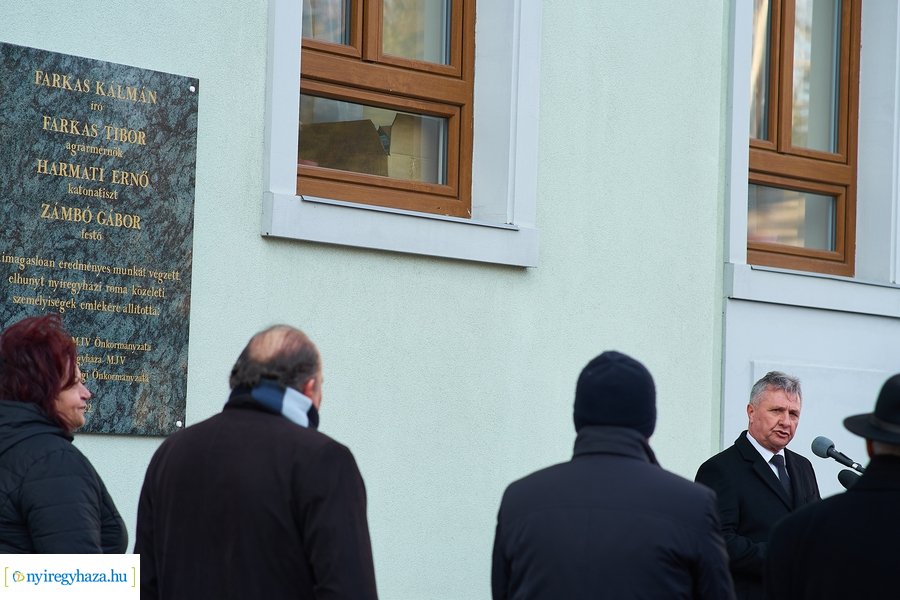 Emléktábla nyíregyházi roma közéleti értelmiségek emlékére