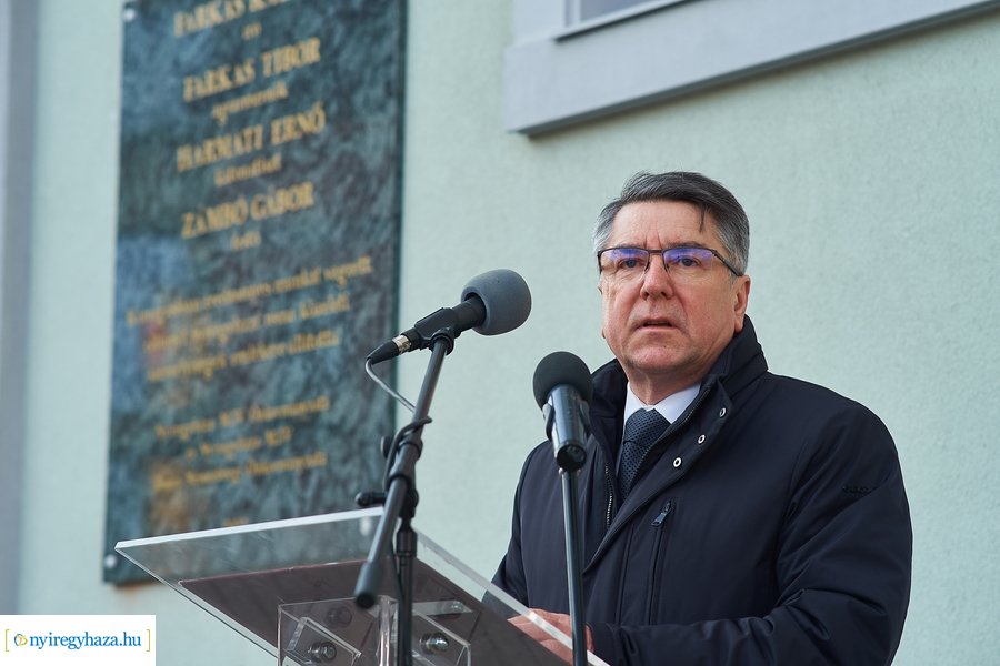 Emléktábla nyíregyházi roma közéleti értelmiségek emlékére