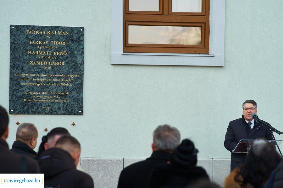 Emléktábla nyíregyházi roma közéleti értelmiségek emlékére