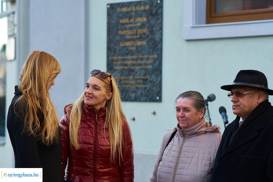 Emléktábla nyíregyházi roma közéleti értelmiségek emlékére