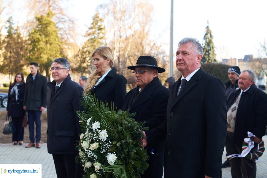 Emléktábla nyíregyházi roma közéleti értelmiségek emlékére