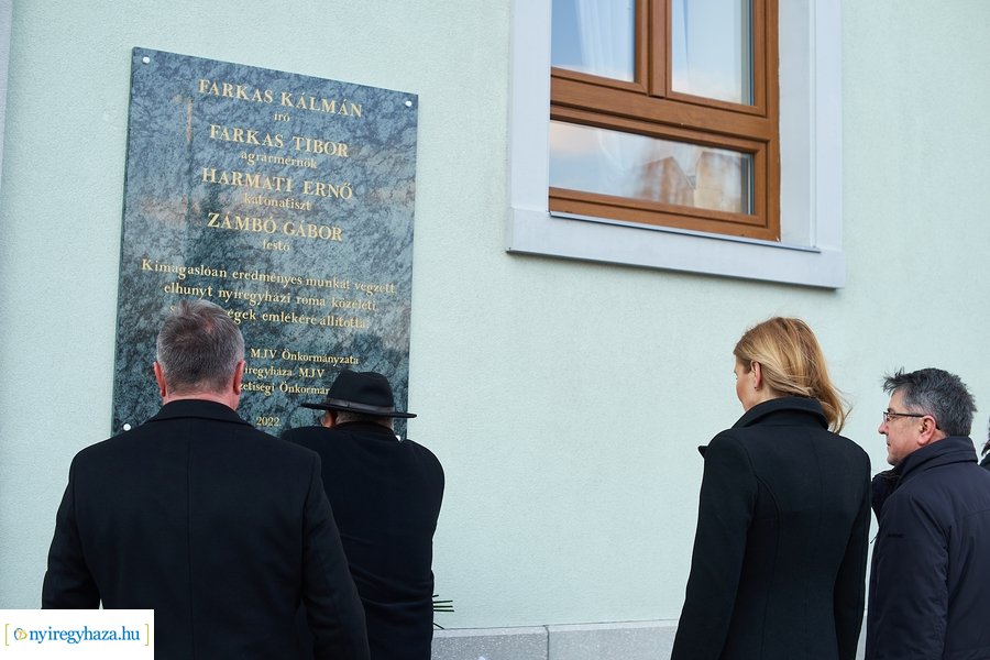 Emléktábla nyíregyházi roma közéleti értelmiségek emlékére