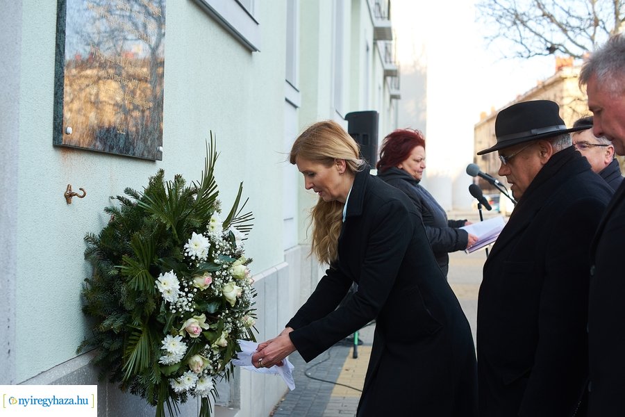 Emléktábla nyíregyházi roma közéleti értelmiségek emlékére