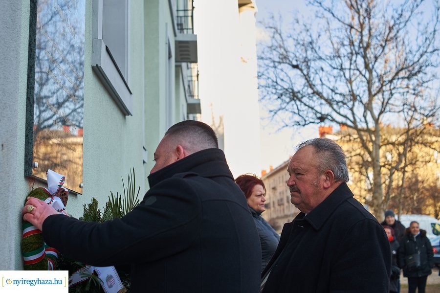 Emléktábla nyíregyházi roma közéleti értelmiségek emlékére