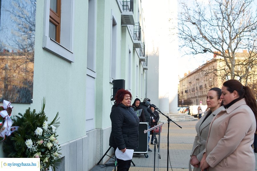 Emléktábla nyíregyházi roma közéleti értelmiségek emlékére