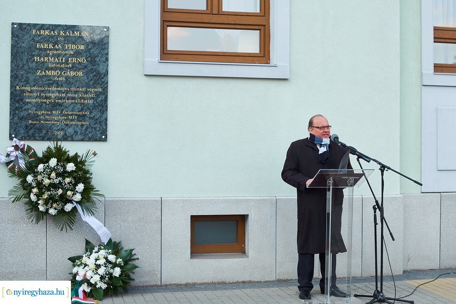 Emléktábla nyíregyházi roma közéleti értelmiségek emlékére