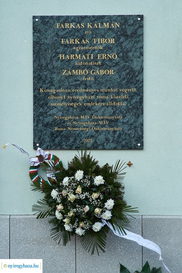 Emléktábla nyíregyházi roma közéleti értelmiségek emlékére