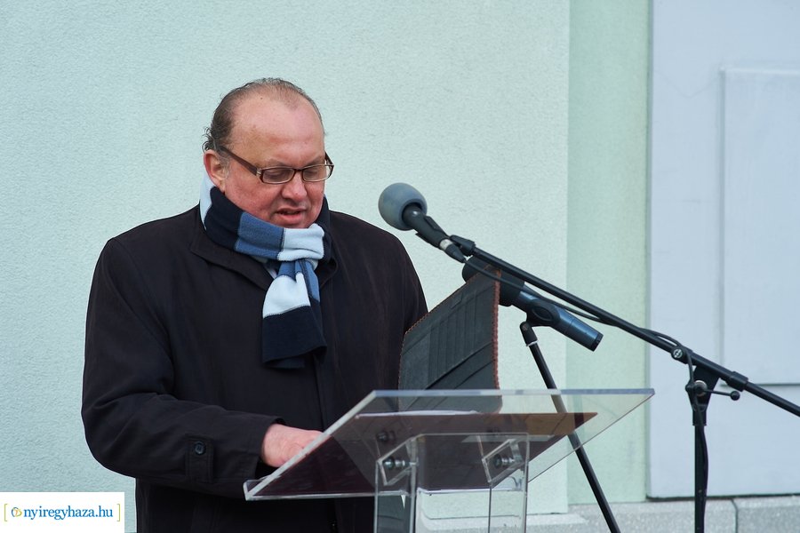 Emléktábla nyíregyházi roma közéleti értelmiségek emlékére