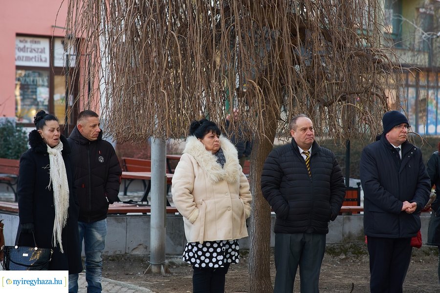 Emléktábla nyíregyházi roma közéleti értelmiségek emlékére