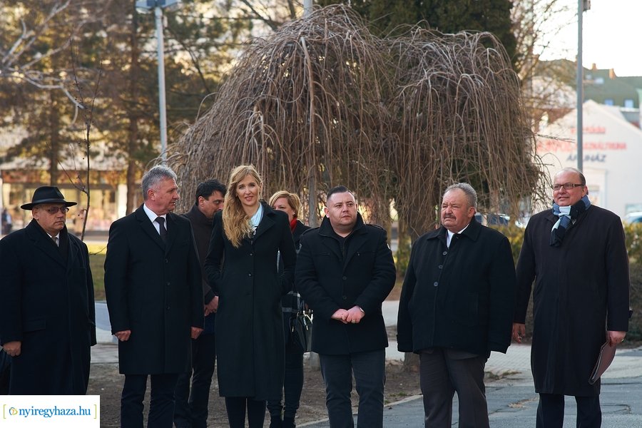 Emléktábla nyíregyházi roma közéleti értelmiségek emlékére