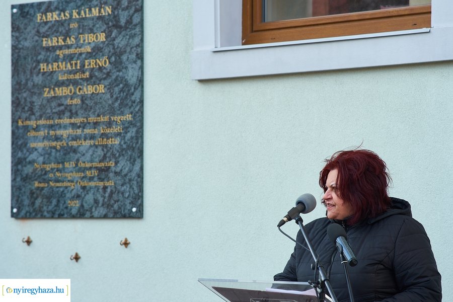 Emléktábla nyíregyházi roma közéleti értelmiségek emlékére