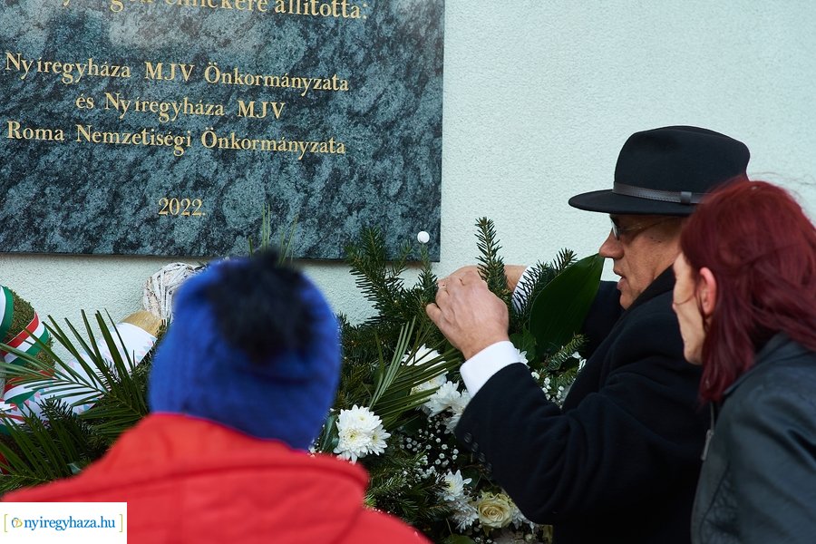 Emléktábla nyíregyházi roma közéleti értelmiségek emlékére