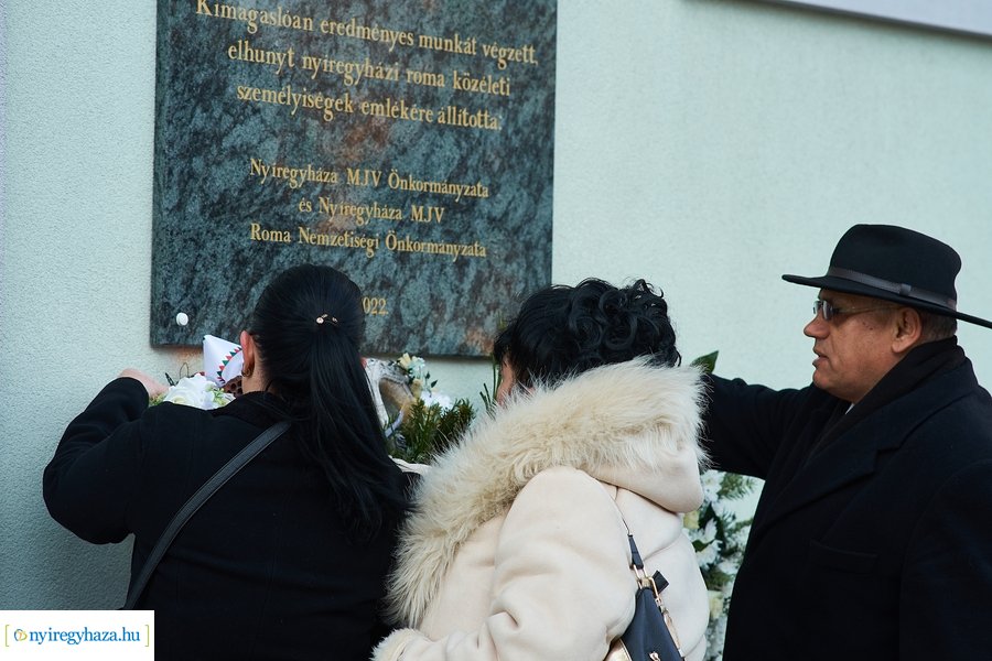 Emléktábla nyíregyházi roma közéleti értelmiségek emlékére